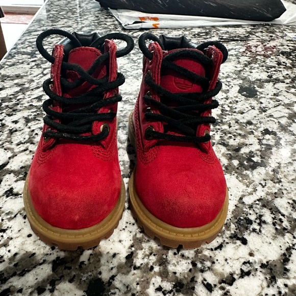 Red and black toddler Timberland boots - Picture 2 of 7